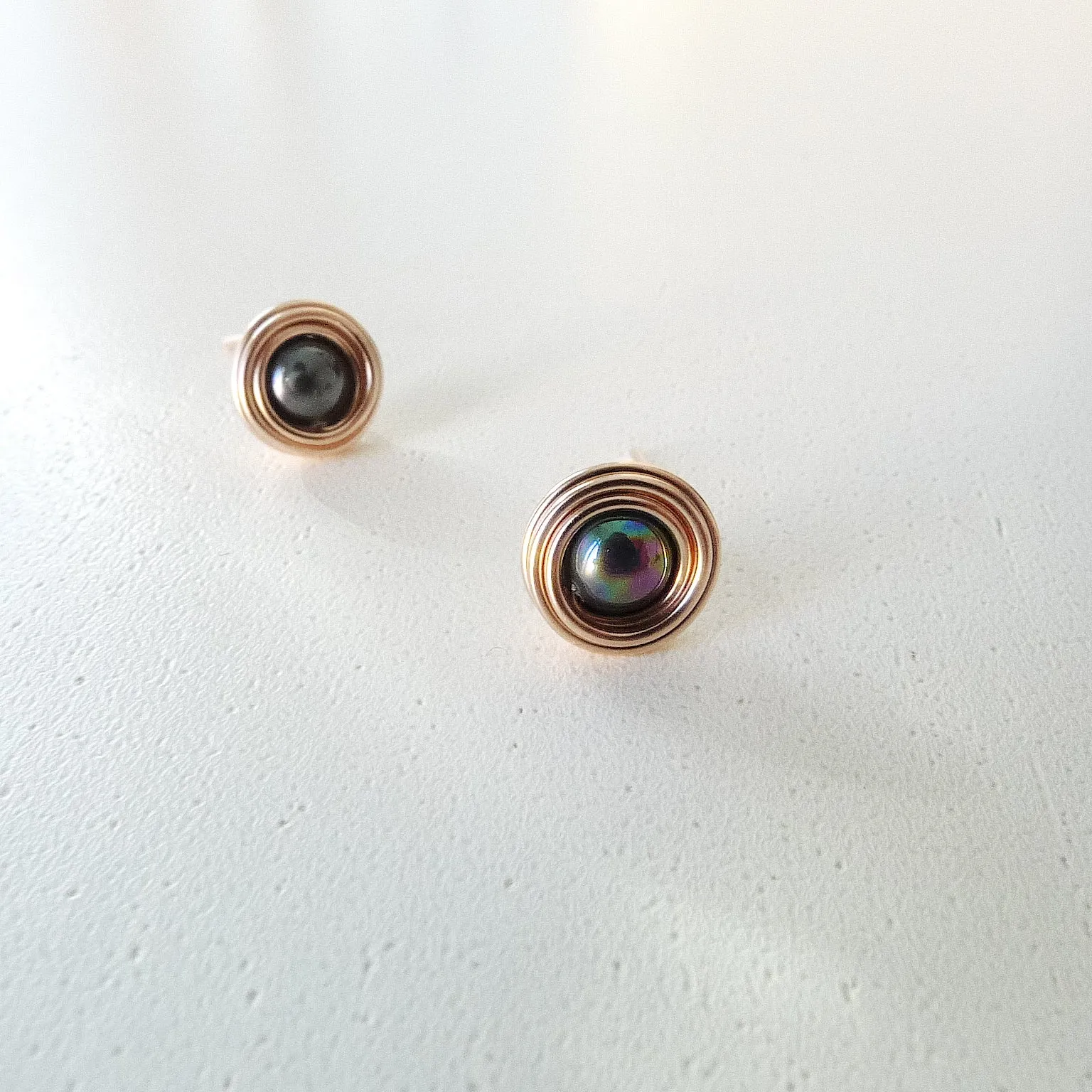 Branka Earstuds / Shell Pearl (Peacock)