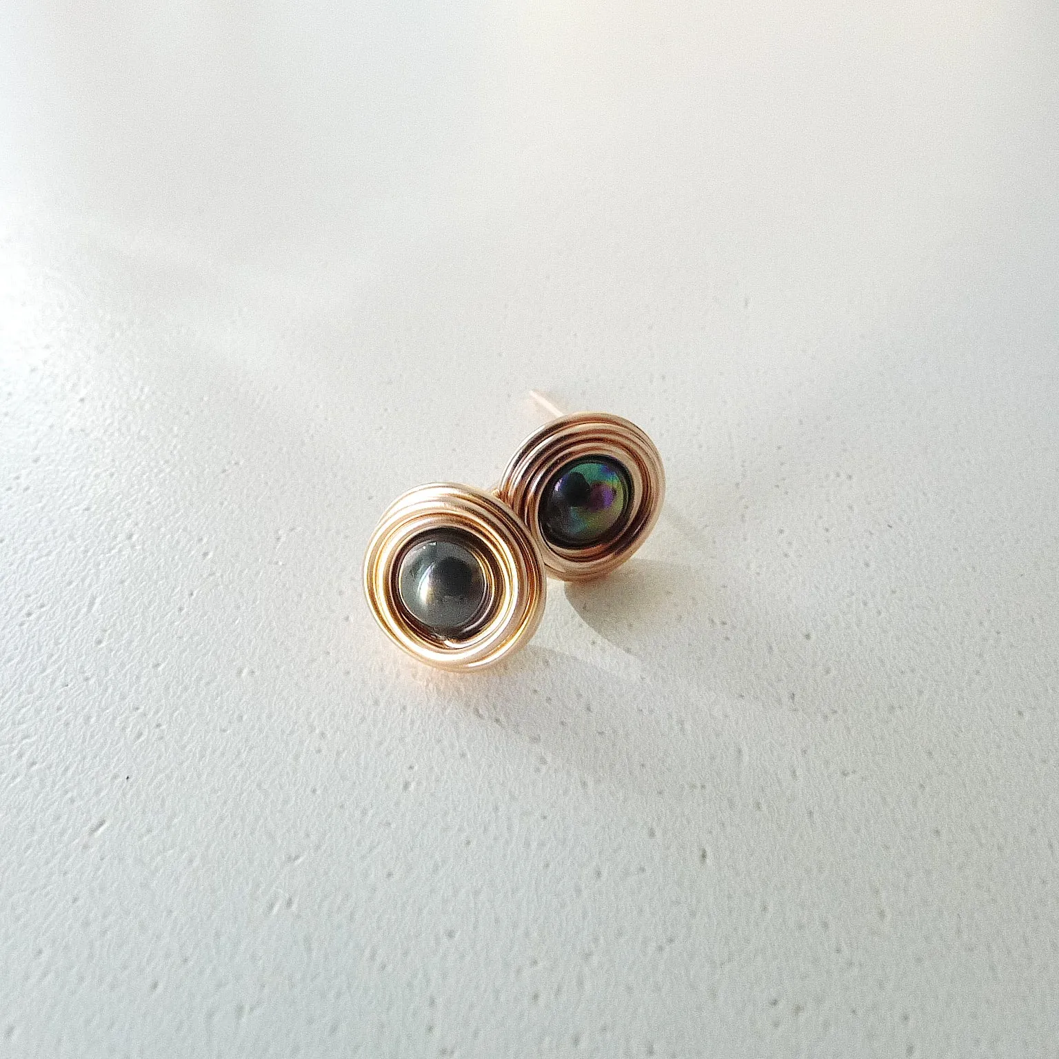 Branka Earstuds / Shell Pearl (Peacock)