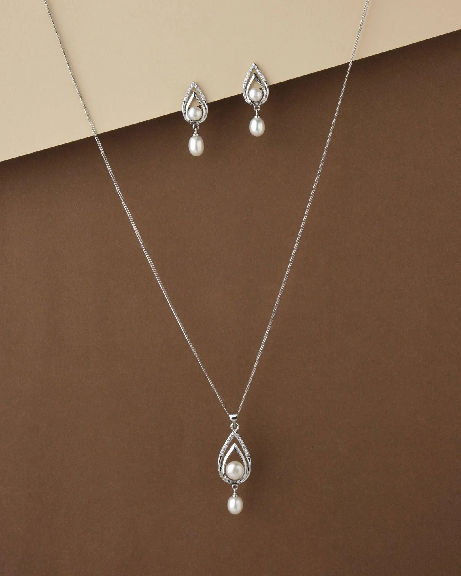 Elegant Pearl Studded Pendant Set D00865