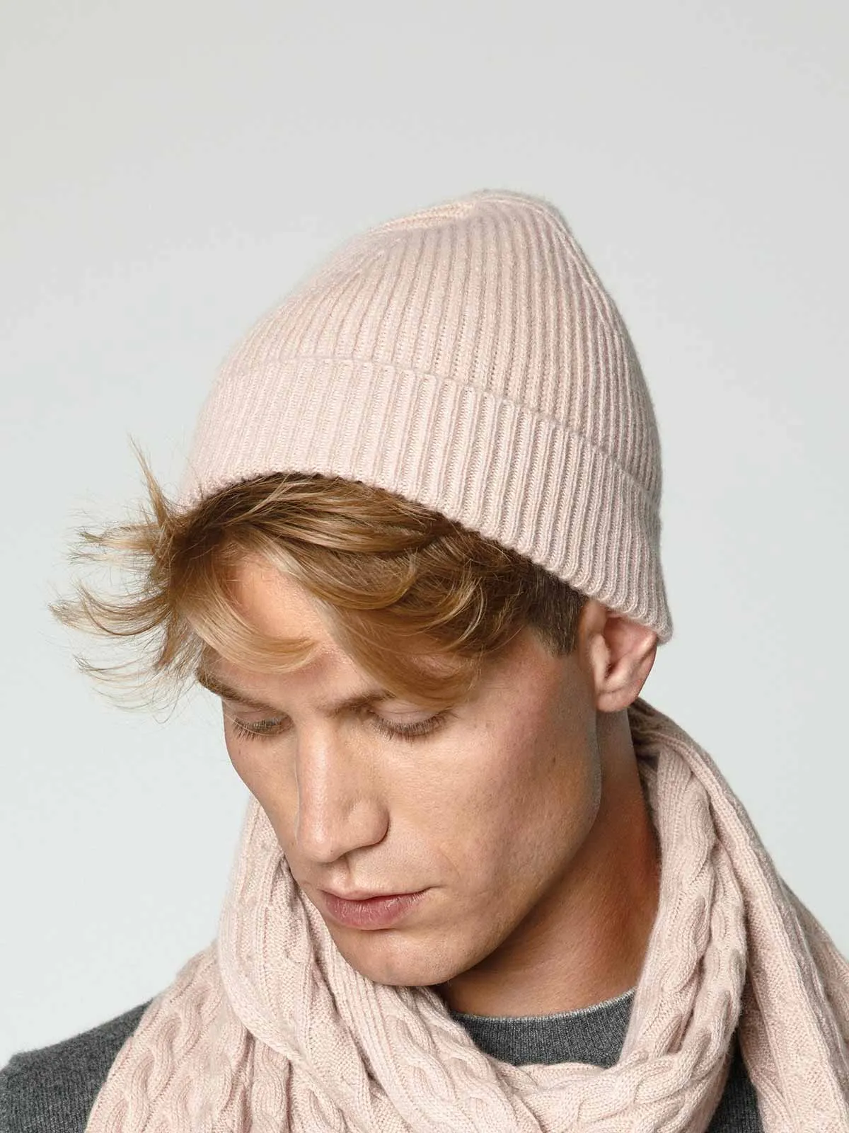 Knitted cashmere hat in Ice Pink shade