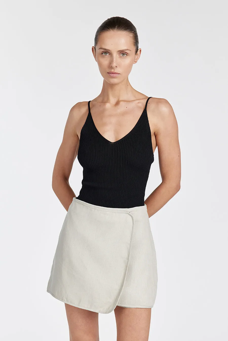 LULU LINEN CHALK WRAP MINI SKORT